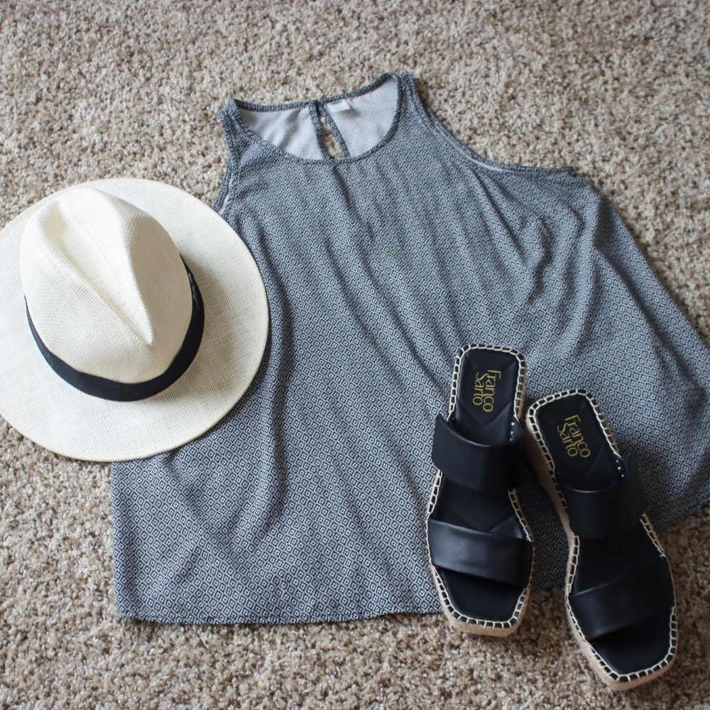 Old Navy B/W Patterned Swing Top sz L